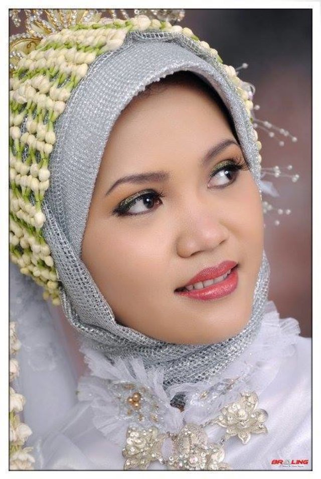 Cantik itu...saat saya dalam kondisi lelah namun masih tetap tersenyum dan menanggapi semuanya dengan tetap calm, tuh buktinya foto pernikahanku, ... - d33d2e21be8d4cc394a8a6fd12d54aaf