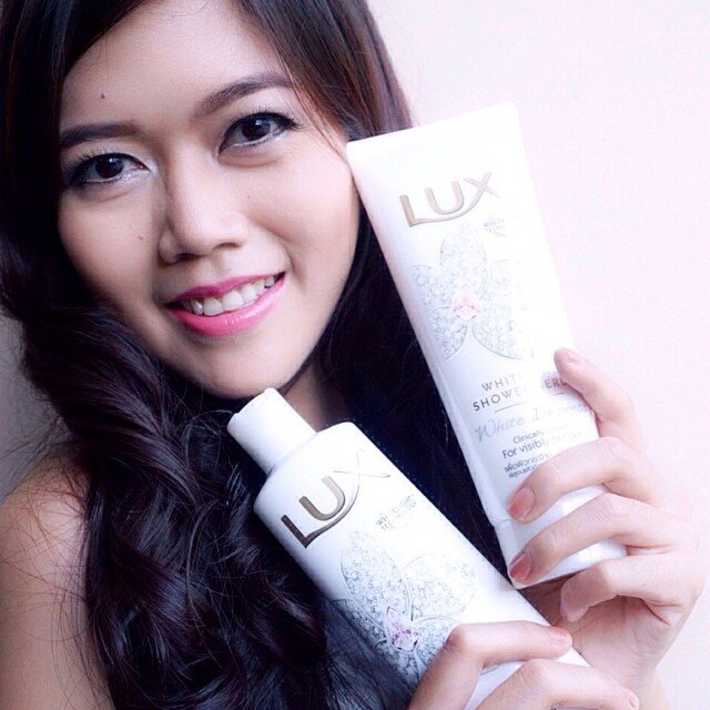 Ritual mandi mewah kini bisa kamu cobain dengan LUX White Impress Collection, review selengkapnya bisa langsung baca di blog aku www.beautydiarykania.com ... - 5aeefb48663b4ee7a083efc37b7c2c28